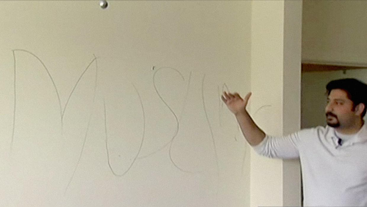 Una familia del condado de Fairfax, en Virginia, denunció que alguien había irrumpido en su apartamento dejando 
<b>"F*ck musulmanes" en una pared</b> y llevándose 
<b>sus registros de inmigración y valiosos regalos de boda</b>.