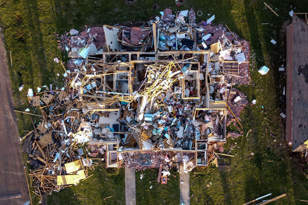 El número de fallecidos 
<a href="https://www.univision.com/noticias/estados-unidos/tornados-mississippi-ayuda-voluntarios" target="_blank">por los tornados</a> del viernes en Mississippi y en Alabama, en el sur de Estados Unidos, se ubicó en 26 este domingo, según informaron las autoridades. Una de las ciudades más afectadas fue Rolling Fork, donde barrios enteros fueron destruidos por los fuertes vientos.