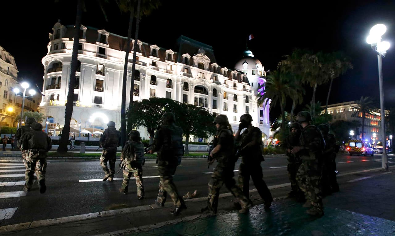 El presidente del área metropolitana de Niza, Christian Estrosi, dijo a medios locales que el chofer del camión tenía armas y granadas en el vehículo. Foto de Eric Gaillard/Reuters.