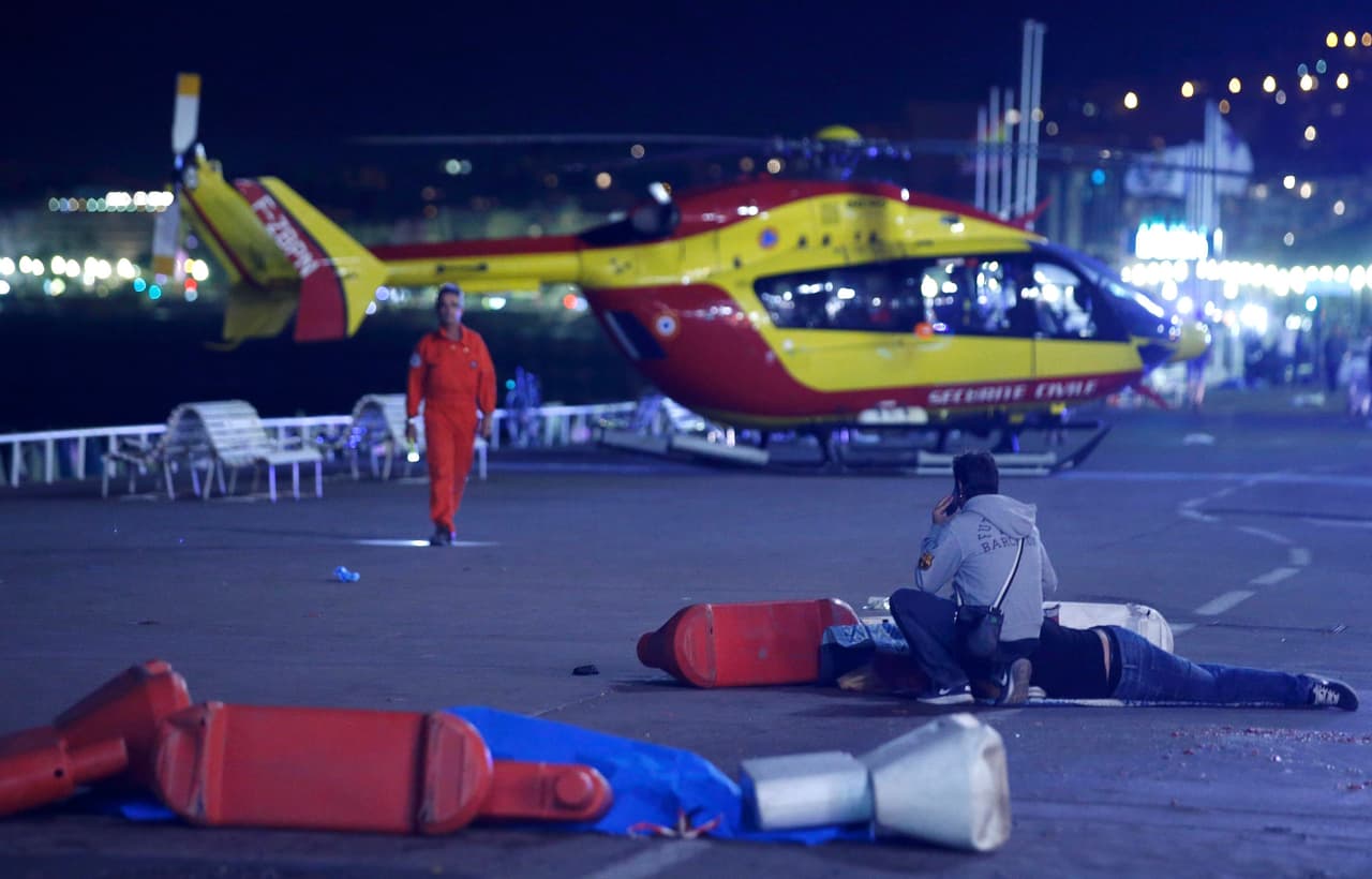 Un herido tendido en el pavimento tras la embestida del camión mientras escuchaban grupos musicales por el día de la Bastilla. Foto de Eric Gaillard/Reuters.
