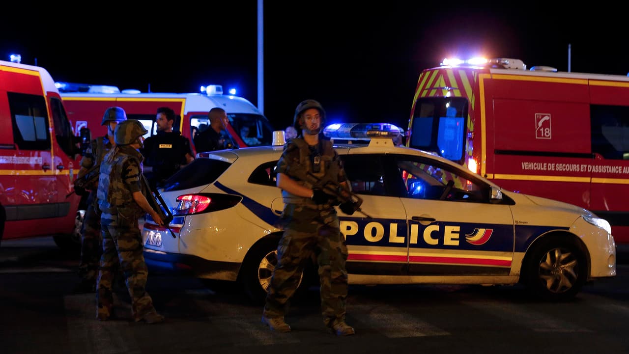 Policías resguardan el perímetro tras el incidente en Niza. Foto de Eric Gaillard/Reuters.