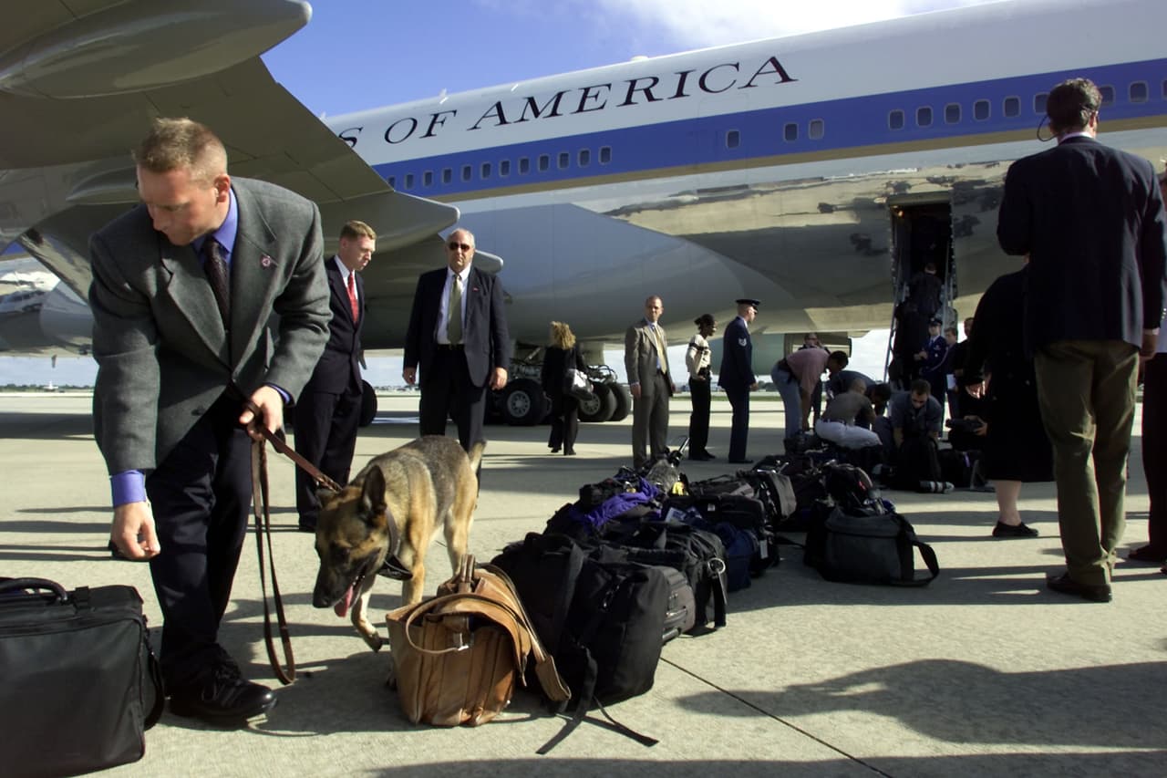 <b>Máxima seguridad y confidencialidad.</b> Muchas de las características del Air Force One se consideran 'Información Clasificada' por razones de seguridad. En esta fotografía de 2001, agentes del servicio secreto revisan el equipaje antes de ser ingresado al avión.