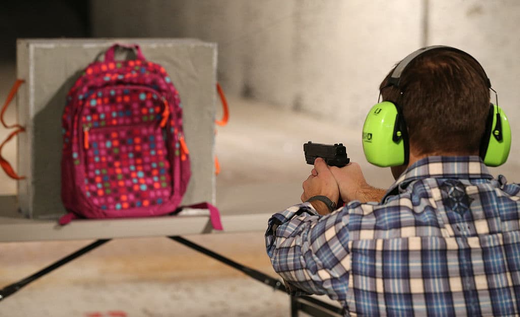 Tras cada tiroteo, las ventas de 
<a href="https://www.univision.com/noticias/educacion/baldes-y-arena-para-gatos-para-ir-al-bano-si-hay-un-tiroteo-los-materiales-para-el-regreso-a-clases-en-colorado">las mochilas a prueba de balas </a>se disparan. Este modelo ha estado a la venta desde el tiroteo en la escuela primaria de Sandy Hook en 2012. Para algunos fabricantes de este tipo de protección, las ventas han aumentado un 200% desde los tiroteos en El Paso, Texas, y Dayton, Ohio.