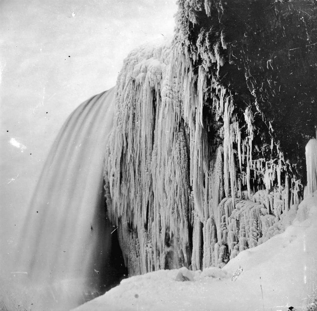 Esta fotografía del 3 de febrero de 1951 muestra parte del agua congelada justo antes de caer. Esos hilos helados podían tener más de 40 pies (12 metros) de largo.