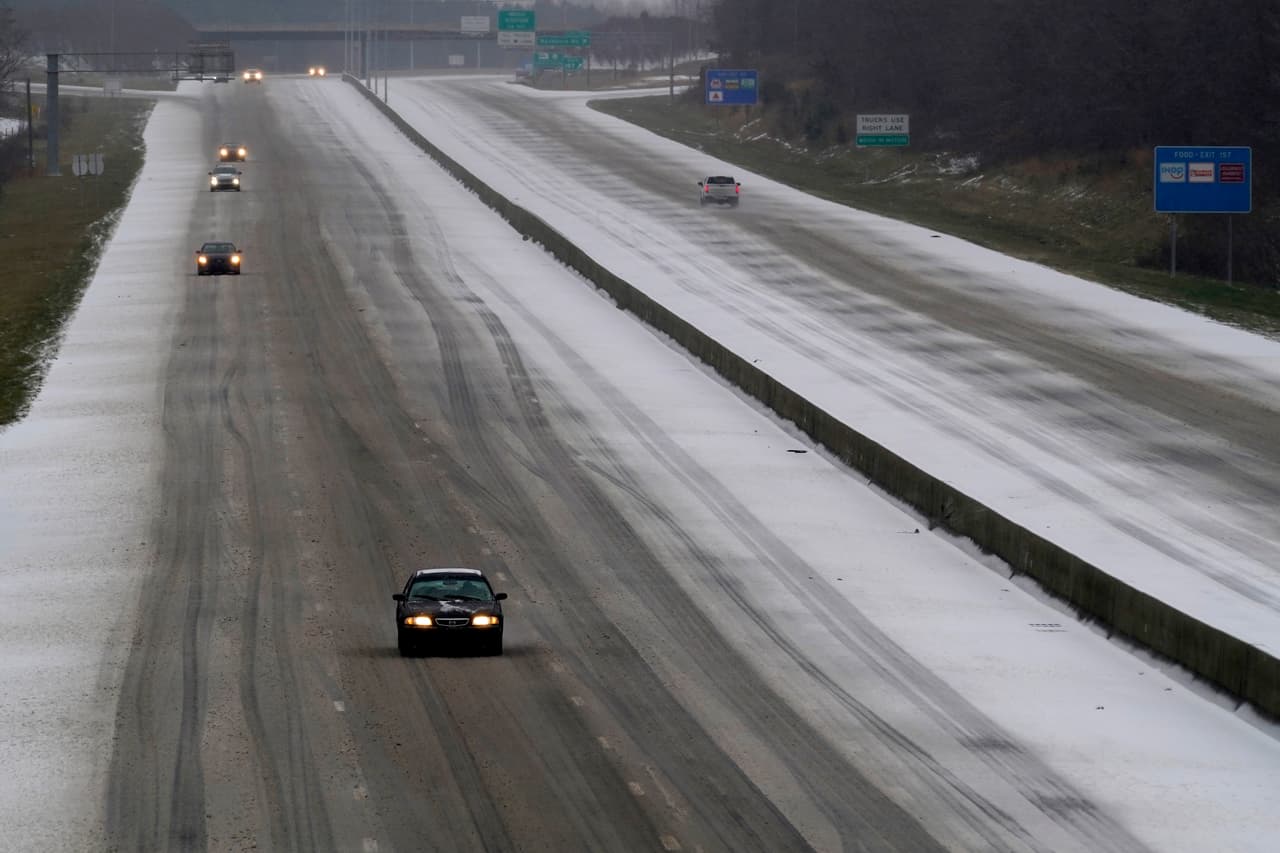 Más de 
<b>270,000 personas se quedaron sin electricidad</b> a lo largo de la jornada, según poweroutage.us. Carolina del Norte (en la imagen) fue el estado más afectado, con 90,000 apagones. Los cortes restantes se produjeron en Georgia, Carolina del Sur y Florida.