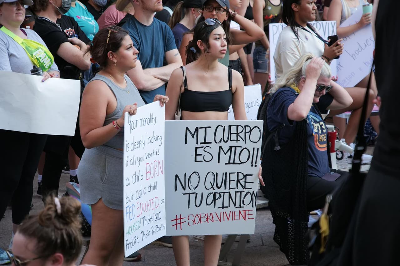 <b>Mujeres hispanas e indocumentadas podrían ser las más afectadas</b> en Texas con la anulación de la protección del derecho al aborto, han expresado organizaciones como Planned Parenthood. En Texas, de las 46,639 mujeres que se sometieron a un aborto en 2021, casi el 30% eran afroamericanas, alrededor del 27 % eran blancas y el 
<b><a href="https://www.univision.com/local/san-antonio-kwex/hispanas-indocumentadas-ley-aborto-latido-corazon-texas" target="_blank">36% eran hispanas. </a></b>