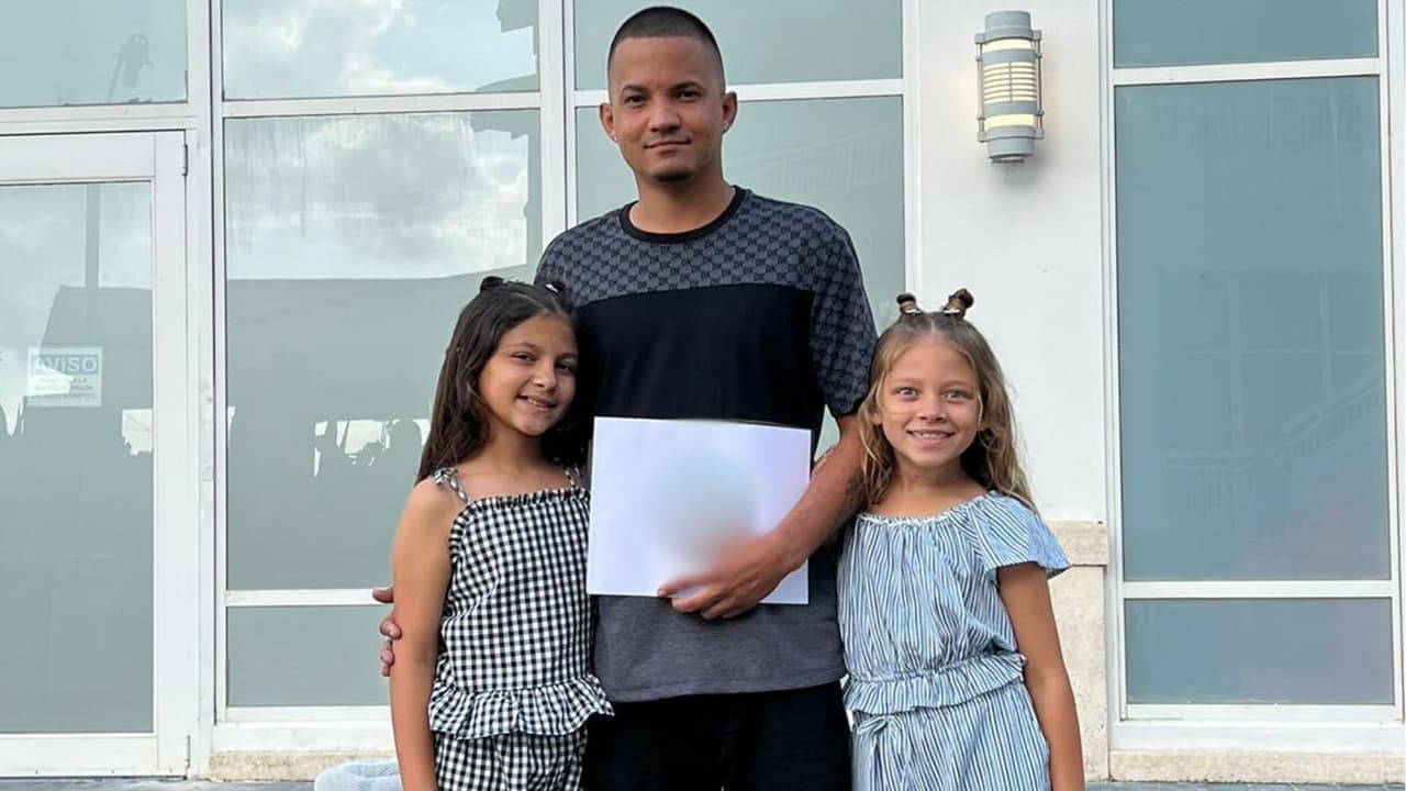 “Es un guerrero”: Niña graba emotivo video cuando su papá trata de proteger su negocio en medio de una tormenta en Puerto Rico