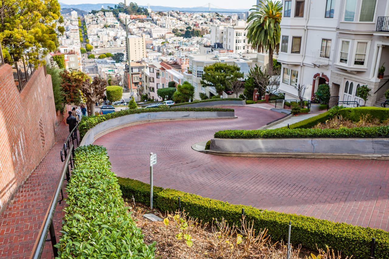 <b>Puesto 10: San Francisco, California. 5.48 puntos.</b> Su peor desempeño lo obtuvo en la categoría ‘contaminación del aire con partículas’ (7.37 puntos). En la ‘cantidad de vehículos eléctricos en el mercado’ logró la máxima puntuación, pero alcanzó el menor registro en la categoría ‘demanda de desinfectante para manos’ (0.15 puntos).