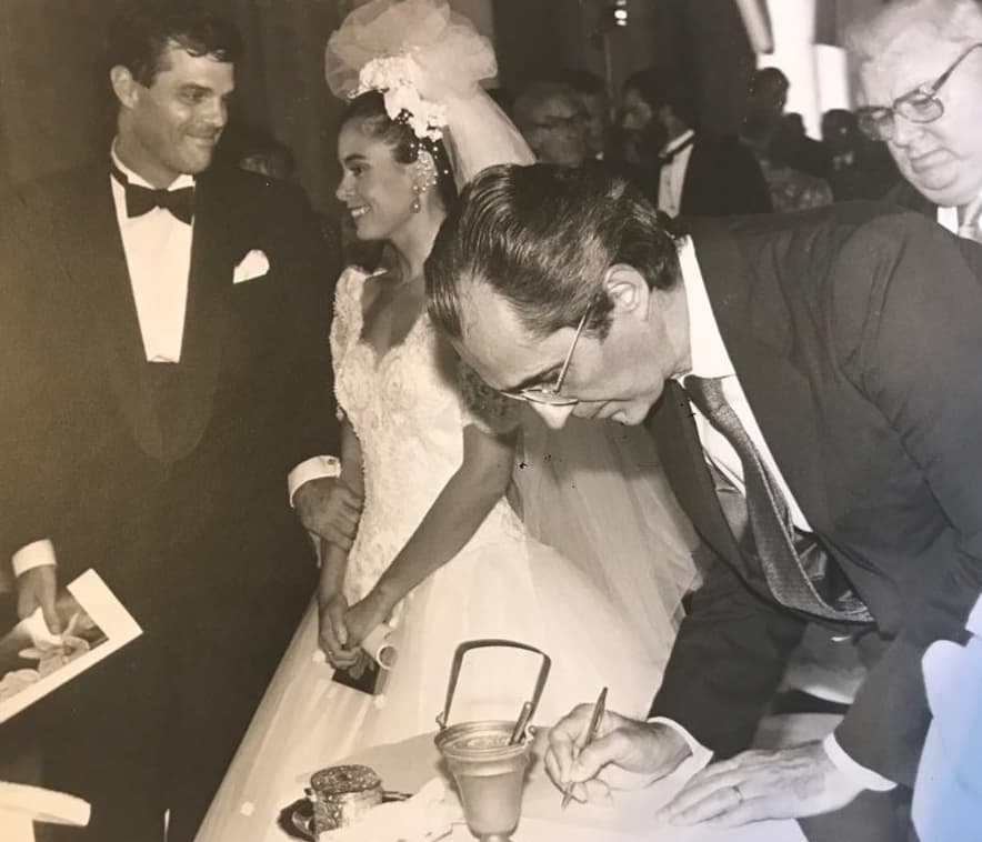David Adams e Inés Lozano en su boda en Panamá, el 9 de agosto de 1991, con el exvicepresidente panameño, Ricardo Arias Calderón, firmando el libro de bodas.