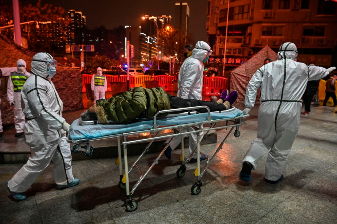 Para 
<i>The Guardian</i>, “el fotoperiodismo de Retamal sigue un arco narrativo, desde el descubrimiento y la propagación del virus, pasando por los esfuerzos de contención, hasta una salida esperanzadora al final”. En la fotografía el ingreso de un paciente con covid-19 en el hospital de la Cruz Roja de Wuhan, el 25 de enero.
<br>