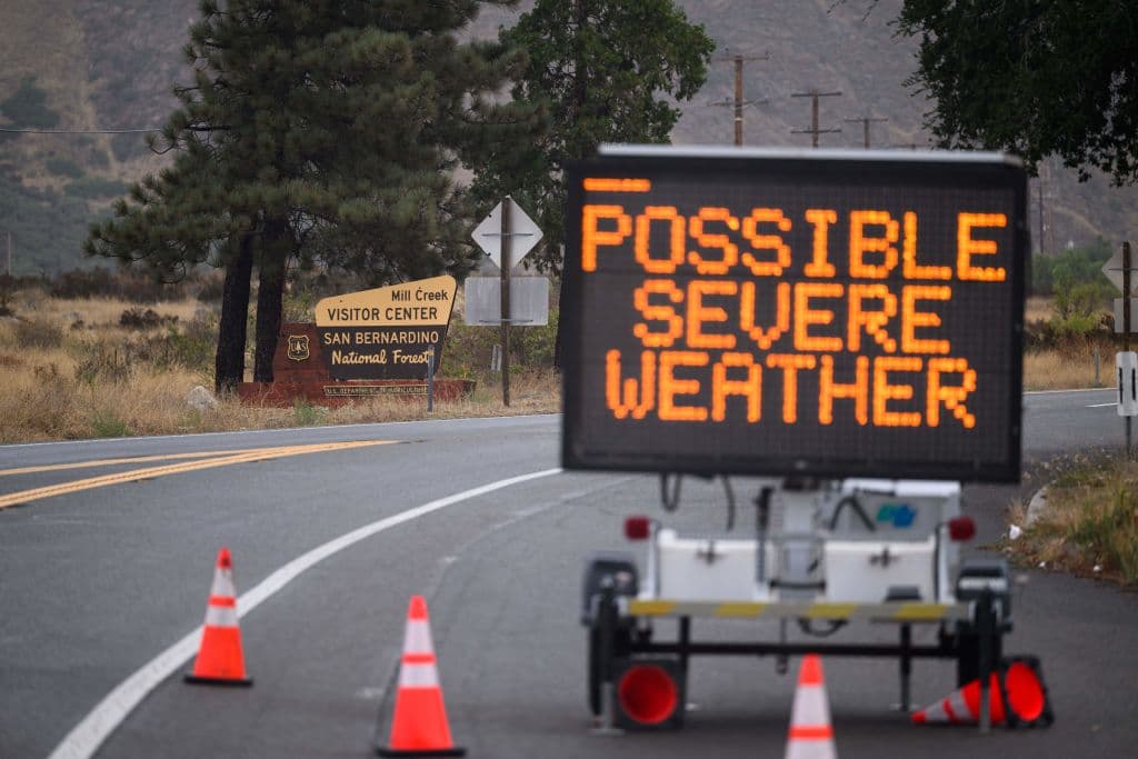 En el condado de 
<b>San Bernardino </b>no se reportaron fuertes lluvias, pero había advertencias como esta en la zona cercana a Forrest Falls, advirtiendo sobre las malas condiciones del tiempo.