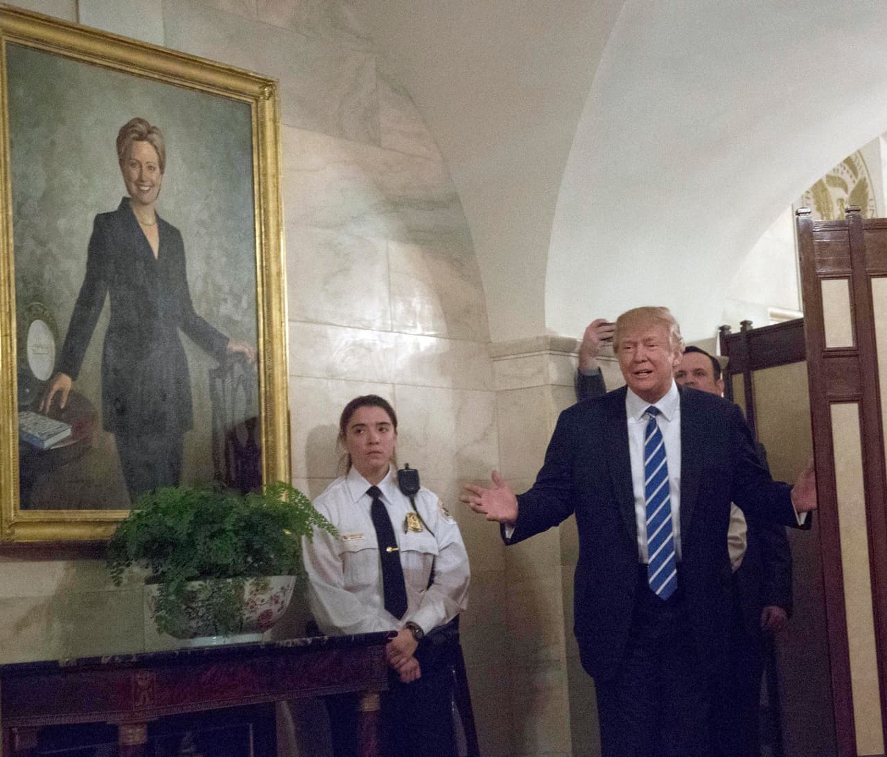<b>Día 47/ Marzo 7: </b>No había pasado ni un día desde que líderes republicanos de la Cámara de Representates develaron el proyecto de ley para 
<b><a href="http://www.univision.com/noticias/obamacare/los-republicanos-revelan-el-proyecto-de-ley-para-desmantelar-obamacare-y-no-favorece-a-los-mas-pobres">desmantelar la Ley de Cuidados de Salud Asequibles</a></b>, conocido como 
<b><a href="http://www.univision.com/noticias/obamacare/estas-son-las-partes-de-obamacare-que-los-republicanos-quieren-desechar-o-mantener">Obamacare</a></b>, para que facciones más conservadoras del 
<b><a href="http://www.univision.com/noticias/politica/obamacare-20-la-rebelion-conservadora-contra-el-proyecto-para-derogar-la-ley-de-salud-de-obama">partido saltaran en desacuerdo</a></b>. 
<b>“Estamos unidos en la necesidad de derogar (Obamacare), pero divididos en cuanto a cómo reemplazarlo”,</b> dijo este martes el senador republicano Rand Paul en una rueda de prensa en el pie del Capitolio y en la que participaron otros congresistas conservadores. “¿Cuál es la mejor manera de superar este impase? Votar en lo que hemos votado antes, una derogación total”. En la foto, Donald Trump recibe a un grupo de niños frente al retrato de Hillary Clinton en la Casa Blanca. 
<br>
