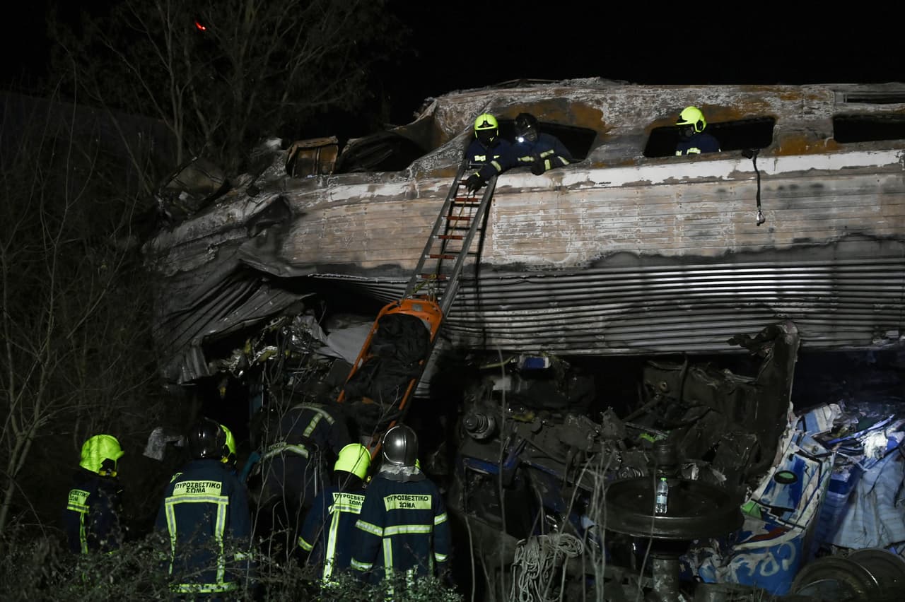 Un tren con 350 pasajeros que viajaba entre Atenas y Tesalónica colisionó contra un convoy de mercancías, dejando decenas de muertos y más de 80 heridos, en lo que la prensa griega señala como el "peor accidente ferroviario" en la historia del país.