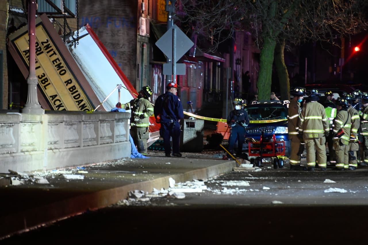 Un tornado derribó el techo de un teatro en Belvidere, Illinois.