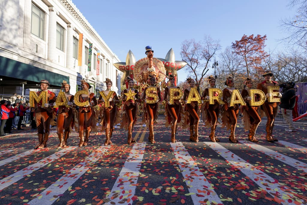 Cada año cientos de personas salen a las calles de Nueva York para ver los colores y algarabía que lleva consigo el tradicional desfile de Macy 's con motivo del Thanksgiving, el cual celebra su edición 97.