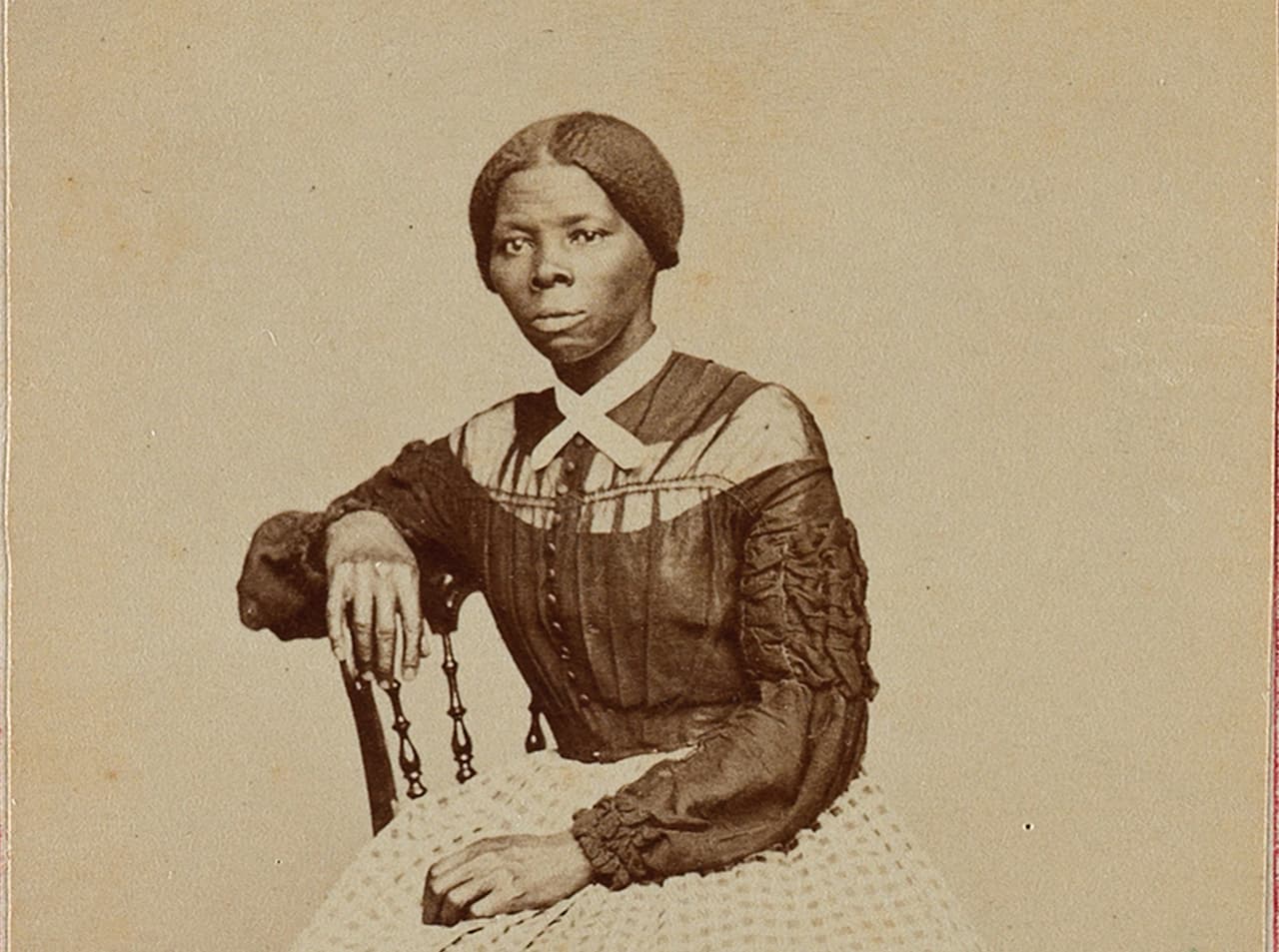 <b>Museo Nacional de Historia de la Mujer.</b> Está ubicado en Alexandria, Virginia, y su objetivo es educar, inspirar, empoderar y dar forma al futuro "integrando la historia y cultura distintivas de las mujeres en los Estados Unidos". Tienen exhibiciones en línea bien curadas, donde hay temas que van desde las mujeres en la Segunda Guerra Mundial hasta la lucha por los derechos de las mujeres a lo largo de la historia estadounidense.
<b><a href="https://www.womenshistory.org/" target="_blank">Para recorrer este museo haga click aquí </a></b>
<br>