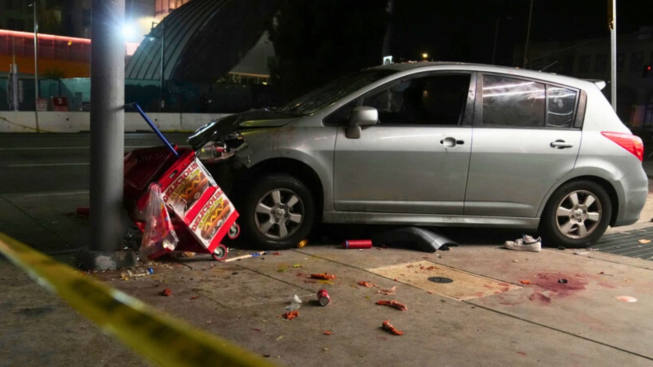 Conductor que atropelló a 30 personas afuera de una discoteca en Los Ángeles fue agredido tras el incidente