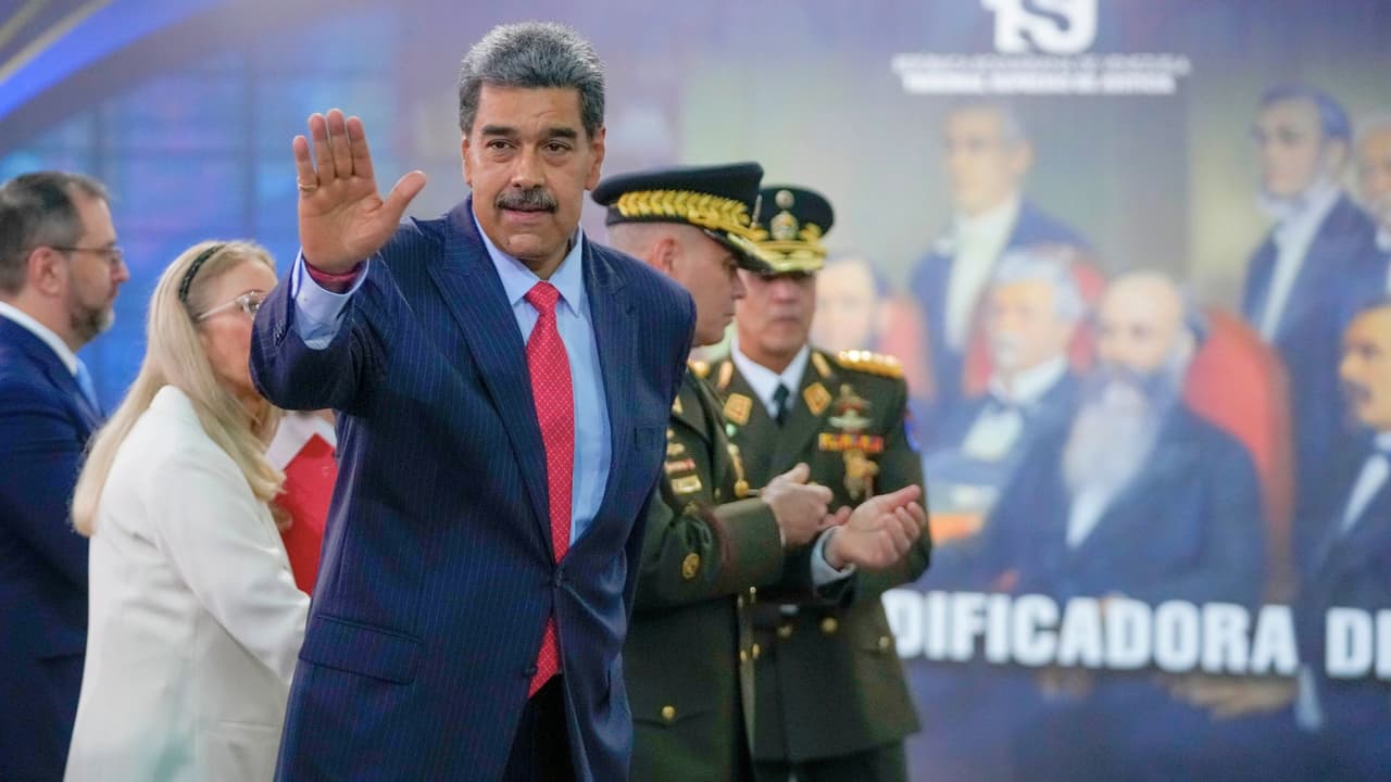 La mañana de este miércoles, Nicolás Maduro asistió al Tribunal Supremo de Justicia para 
<b>interponer un recurso contencioso electoral, con la intención de "dirimir este ataque contra el proceso electoral"</b>.