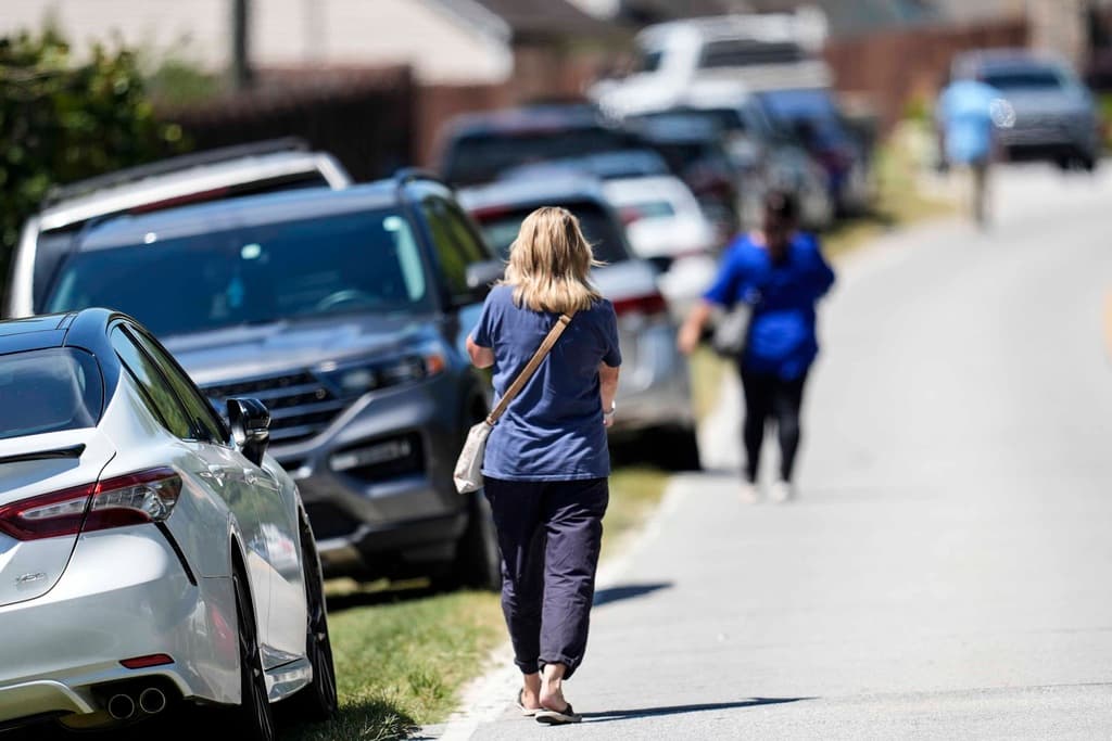 La 
<b>intensa actividad policial en la zona</b> dejaba saber a padres y tutores que la situación era grave, por lo que a pesar de las advertencias se acercaron a la 
<b>Apalachee High School</b> en busca de sus hijos.