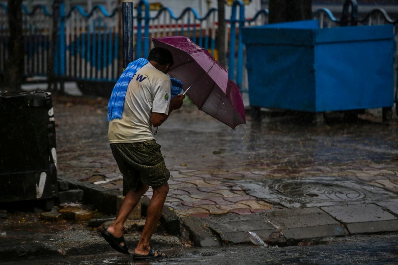 Un hombre lucha con los vientos en la ciudad de kolkata. Las autoridades temen que esta urbe de 14 millones de habitantes a 65 millas de la costa resulte afectada por las inundaciones.