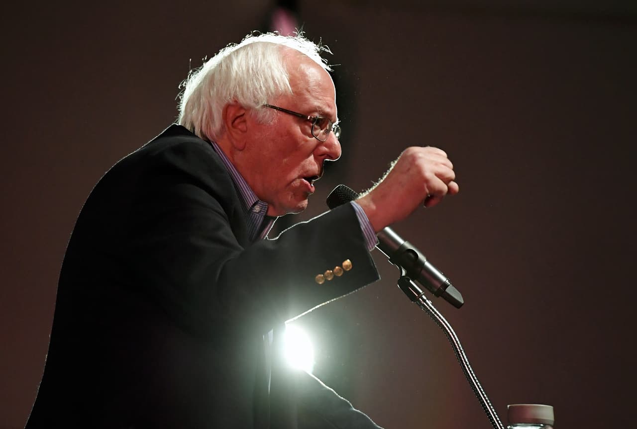 <b>Bernie Sanders, 77 años. </b>No ha lanzado su candidatura, pero ha dicho que su equipo 
<a href="https://www.realclearpolitics.com/video/2018/11/18/bernie_sanders_were_looking_at_running_in_2020.html">"lo está viendo". </a>Senador por Vermont desde 2007. Intentó lograr la nominación como candidato presidencial en 2016, fue representante por Vermont (1991-2007) y alcalde de Burlington (1981-1989). Pasó de ser un senador relativamente desconocido a ícono de los progresistas en EEUU y guía de las nuevas generaciones de demócratas socialistas.