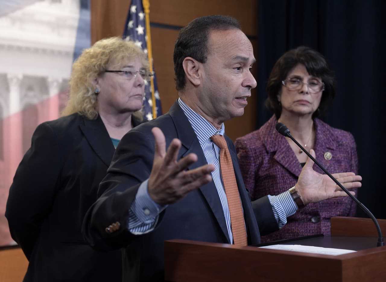 <b>2016 | </b>El congresista Luis Gutierrez y varios demócratas pidieron, tras la elección de Donald Trump, que el presidente Barack Obama usara su poder para indultar a los más de 750,000 jóvenes indocumentados amparados por DACA, antes de dejar la Casa Blanca. Obama no lo hizo.