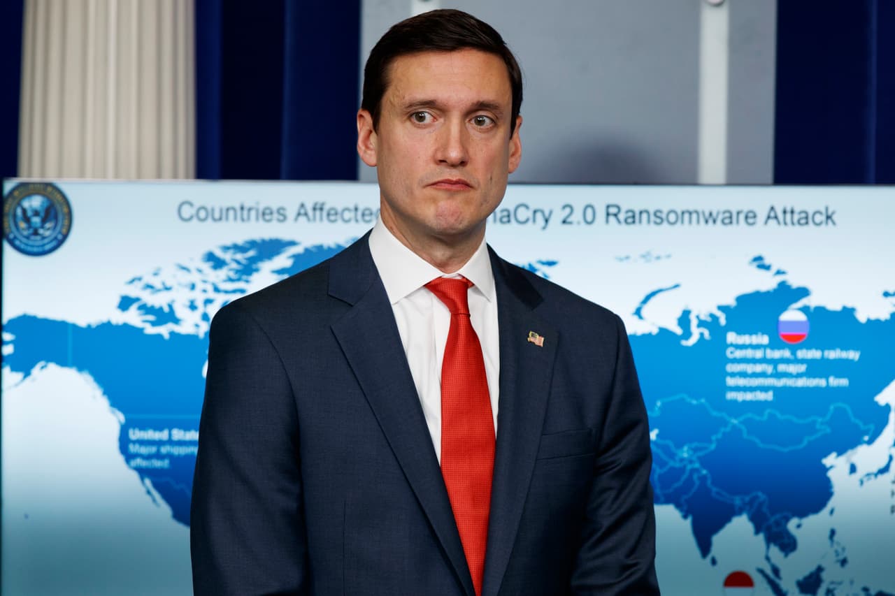 <b>Tom Bossert</b>, 
<b>consejero de Seguridad Interna</b> de 
<a href="https://www.univision.com/temas/donald-trump"><u>Donald Trump</u></a>, renunció a su cargo el 10 de abril de 2018. Según citan medios, Bossert se fue a pedido del recién llegado asesor de Seguridad Nacional, John Bolton, quien comenzó a trabajar en su puesto en la Casa Blanca después 
<a href="https://www.univision.com/noticias/politica/otra-salida-en-en-la-casa-blanca-trump-reemplaza-a-su-asesor-de-seguridad-nacional-hr-mcmaster-por-john-bolton"><u>de la salida de su predecesor H.R. McMaster</u></a>.