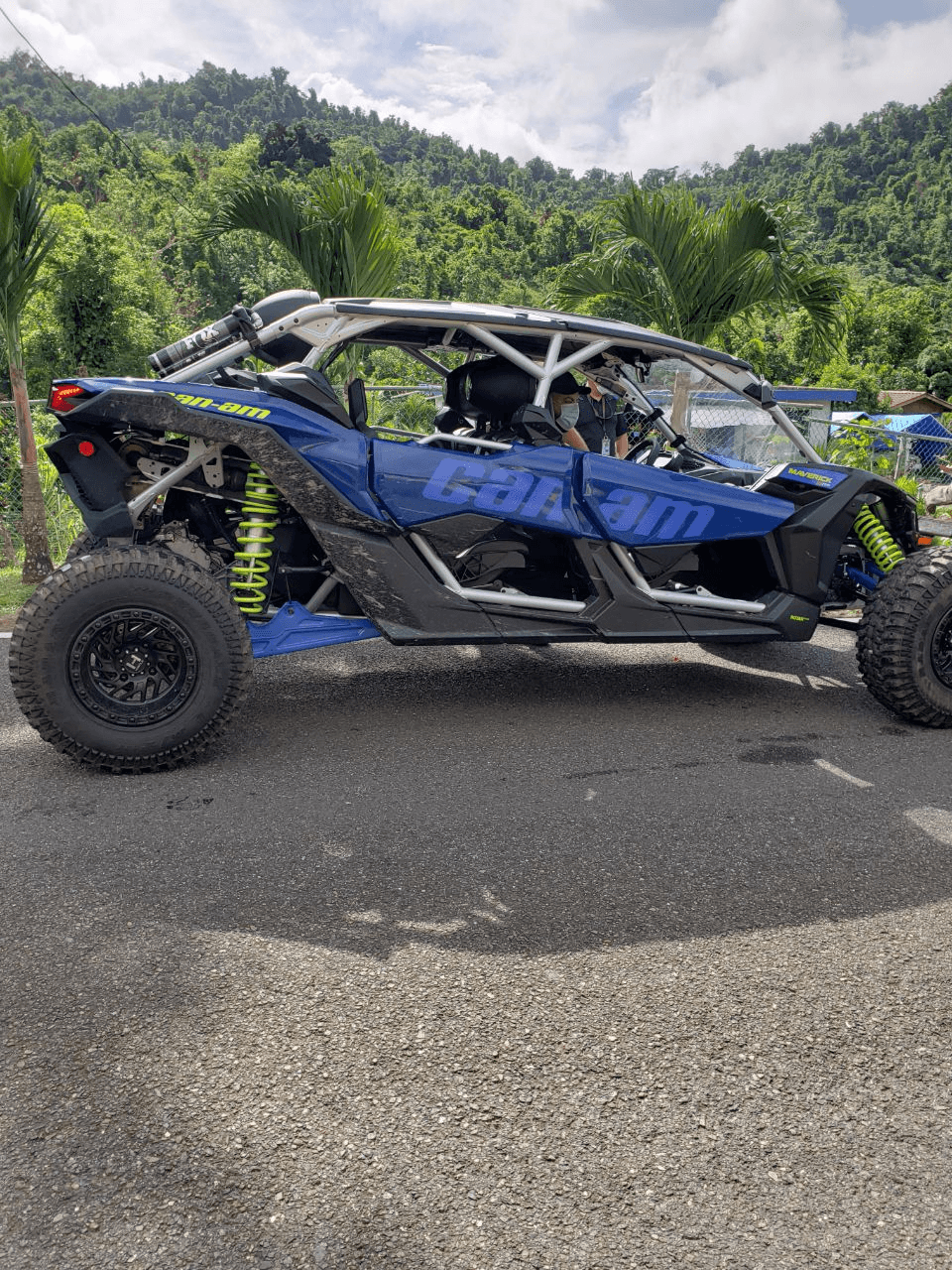 También ocuparon un vehículo todoterreno y una motora KTM.