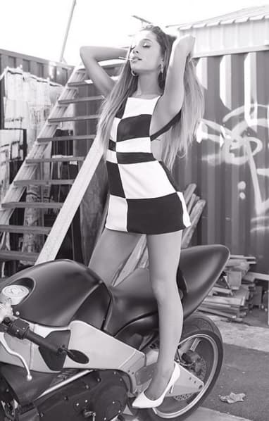 ¿Cómo la imaginas? Ariana sí que echa a volar su imaginación cuando posa frente a la cámara. Si Playboy la eligiera como su conejita y ella dijera que sí, el mundo entero la amaría aún más.