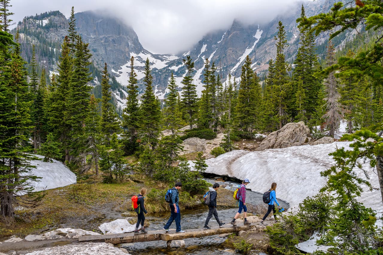 <b>Estes Park (Colorado, Estados Unidos)</b>
<br>
<br>Los esquiadores que buscan reducir su huella de carbono pueden recurrir a un campamento de esquí sin elevadores mecánicos: Estes Park, la puerta de entrada al Parque Nacional Montañas Rocosas, a unas 65 millas al norte de Denver.
<br>
<br>Las compañías turísticas de la zona ofrecen actividades de nieve no mecánicas ni contaminantes. Se especializan en campamentos, recorridos con raquetas y paseos enfocados en la vida salvaje y la fotografía. 
<br>