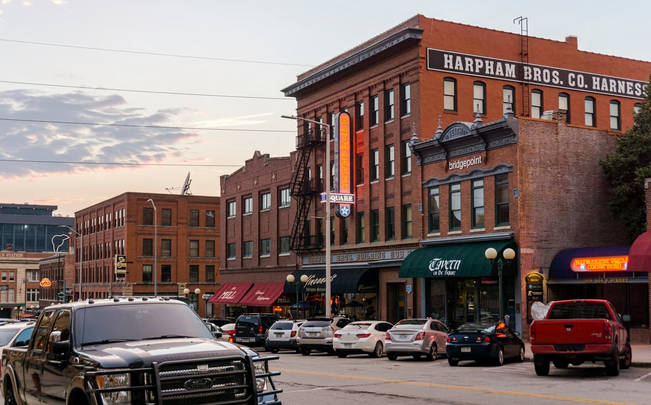 <b>Puesto 14: Lincoln, Nebraska. </b>La tasa de desempleo antes del coronavirus en esta ciudad era de 2.7% y el 72.3% de los hogares gasta menos del 30% de sus ingresos en vivienda. Es una de las 100 áreas metropolitanas con la mejor asequibilidad de vivienda en el país.