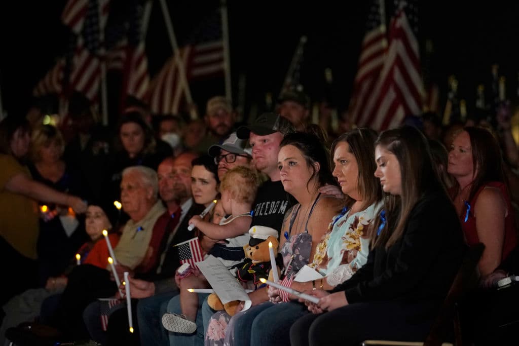El domingo tuvo lugar 
<a href="http://uni.vi/5zj3102USO6" target="_blank">el "traslado digno" de los 13 soldados caídos</a> , al que asistieron el presidente Joe Biden y la primera dama Jill, y también se celebraron los homenajes y memoriales en sus respectivas ciudades. En la imagen, el del sargento Taylor Hoover en el recinto del capitolio de Utah.