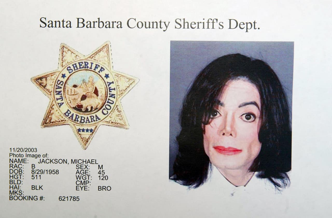 <b>Michael Jackson</b>: en 2003 Jackson fue nuevamente acusado de abuso sexual contra menores. El juicio comenzó en enero del 2005 y terminó en mayo. En junio, el artista fue declarado inocente de todos los cargos.
