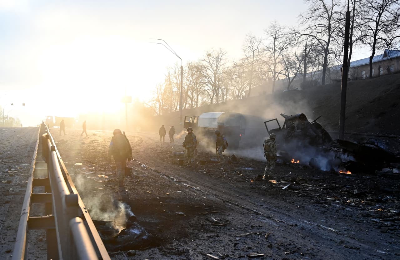 El gobierno de Putin ha invitado a los militares rusos a que derroquen el gobiernoconstitucional de Zelenski,como condición para entablar negociaciones que conduzcan eventualmente a un cese el fuego.