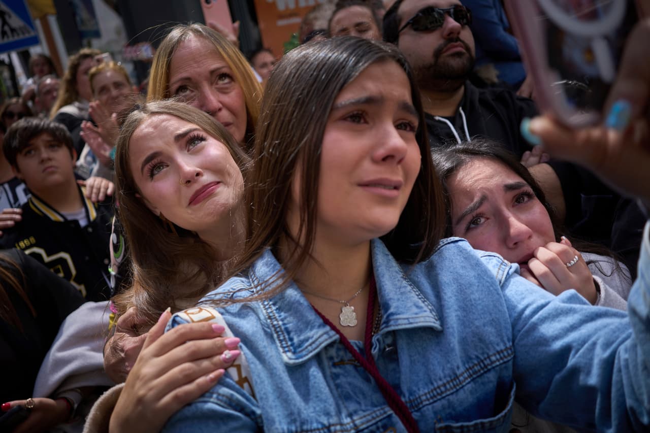 Fieles lloran al observar la imagen del Cristo de la hermandad 'El Cerro' mientras procesiona por las calles de Sevilla, durante la Semana Santa en España.
<br>
<br>Aun así, existen 
<b>precedentes de colaboración local. En Finlandia, por ejemplo, la Iglesia ortodoxa cambió su calendario en los años 20 para coincidir con la mayoría luterana. </b>En Grecia, los católicos celebran junto al resto del país desde la década del 70, aunque sin un cambio formal en su calendario litúrgico.
<br>
