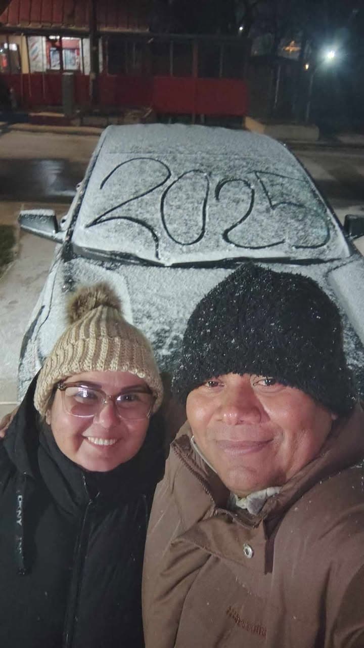 La tormenta invernal trajo una densa capa de nieve que cubrió la ciudad y varias zonas del centro de Texas. 
<br>
<br>Usuarios de Univision enviaron las imágenes de cómo vivieron la primer nevada del 2025.