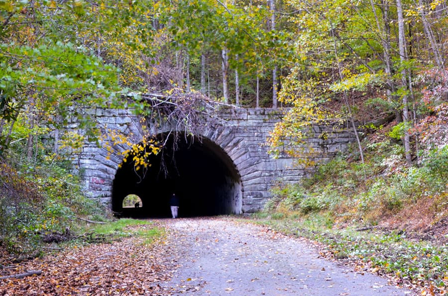<b>ROAD TO NOWHERE</b>. “El Camino a Ninguna Parte” en español, es una carretera real en Bryson City que termina en un túnel dentro del Parque Nacional Great Smoky Mountains. Recibió su nombre de una disputa en las décadas de 1930 y 1940 cuando el condado de Swain cedió la mayoría de sus tierras privadas para que el gobierno federal pudiera crear Fontana Lake y Great Smoky Mountains National Park. La gente tuvo que mudarse, los cementerios familiares fueron cortados y la antigua carretera fue enterrada bajo las aguas del lago. El gobierno federal llegó a un acuerdo con el condado de Swain para construir una nueva carretera a lo largo de la costa norte del lago, pero los problemas ambientales detuvieron la construcción. Sin resolución, ahora décadas después, el camino todavía no lleva a ninguna parte. Más, 
<b><a href="https://www.greatsmokies.com/road-nowhere/" target="_blank">aquí</a></b>.