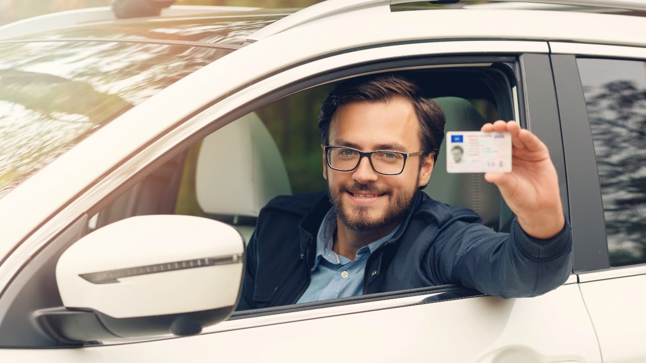 Los conductores que visitan el estado de Texas deben tener a la mano comprobante de su póliza de seguro, puede ser impresa o digital. Recuerda tener también el registro del automóvil y la licencia de manejo.