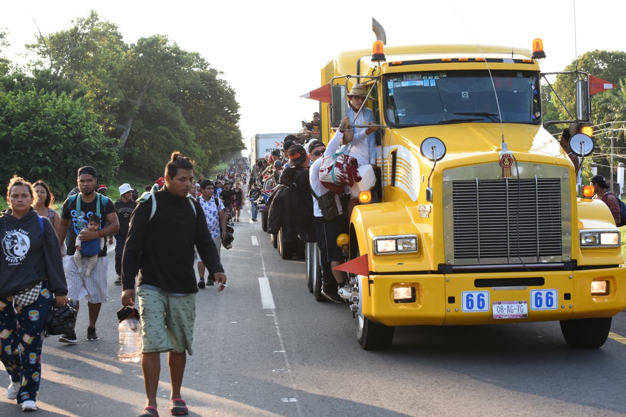 Los enfrentamientos se produjeron cerca de donde un 
<a href="https://www.univision.com/noticias/inmigracion/caravana-de-migrantes-que-salio-de-tapachula-teme-represion-en-cualquier-momento">migrante cubano fue muerto a tiros por la Guardia Nacional</a>, mientras que otros cuatro resultaron heridos por agentes de la Guardia Nacional a primera hora del domingo (31 de octubre) en una zona donde una caravana de migrantes se dirigía hacia la frontera con Estados Unidos.