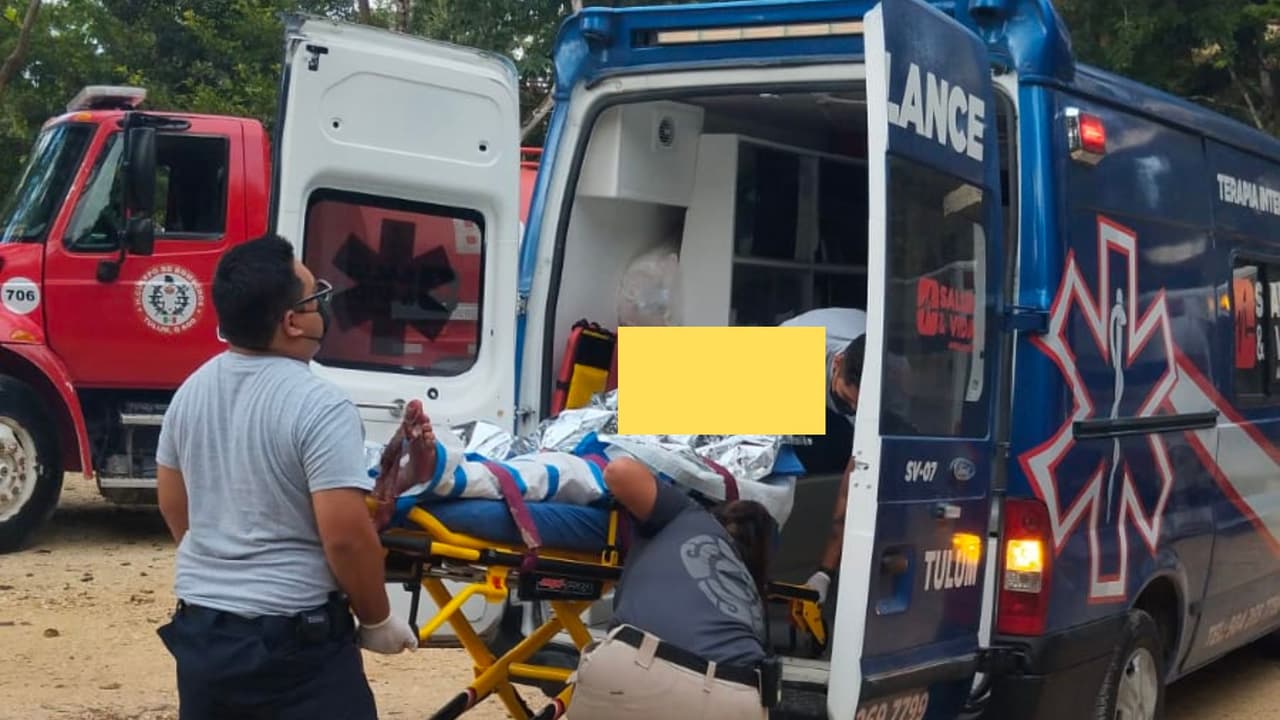 Instante en que los equipos de emergencia trasladan a Maricela Caballero y Gabriel Núñez a hospitales cercanos en Tulum, México.