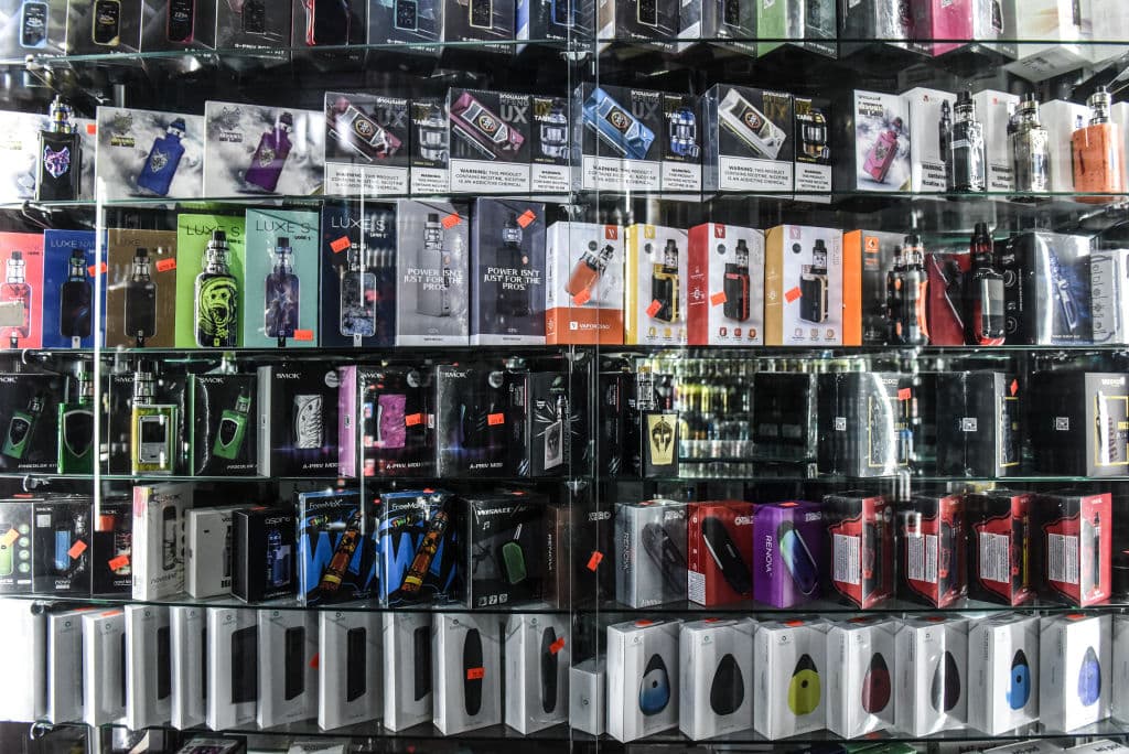FDA autoriza un cigarrillo electrónico por primera vez (pero no los sabores que más enganchan a adolescentes)