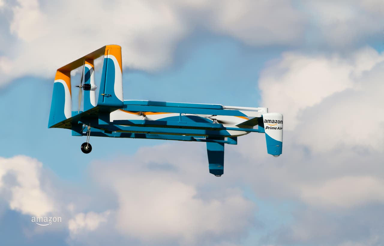 Otro tipo de aparato para el servicio aéreo de entregas presentado por Amazon en su portal. La FAA está desarrollando las regulaciones necesarias para el uso generalizado de esta tecnología, como la identificación remota de los aparatos y el diseño del espacio aéreo que ocuparán.