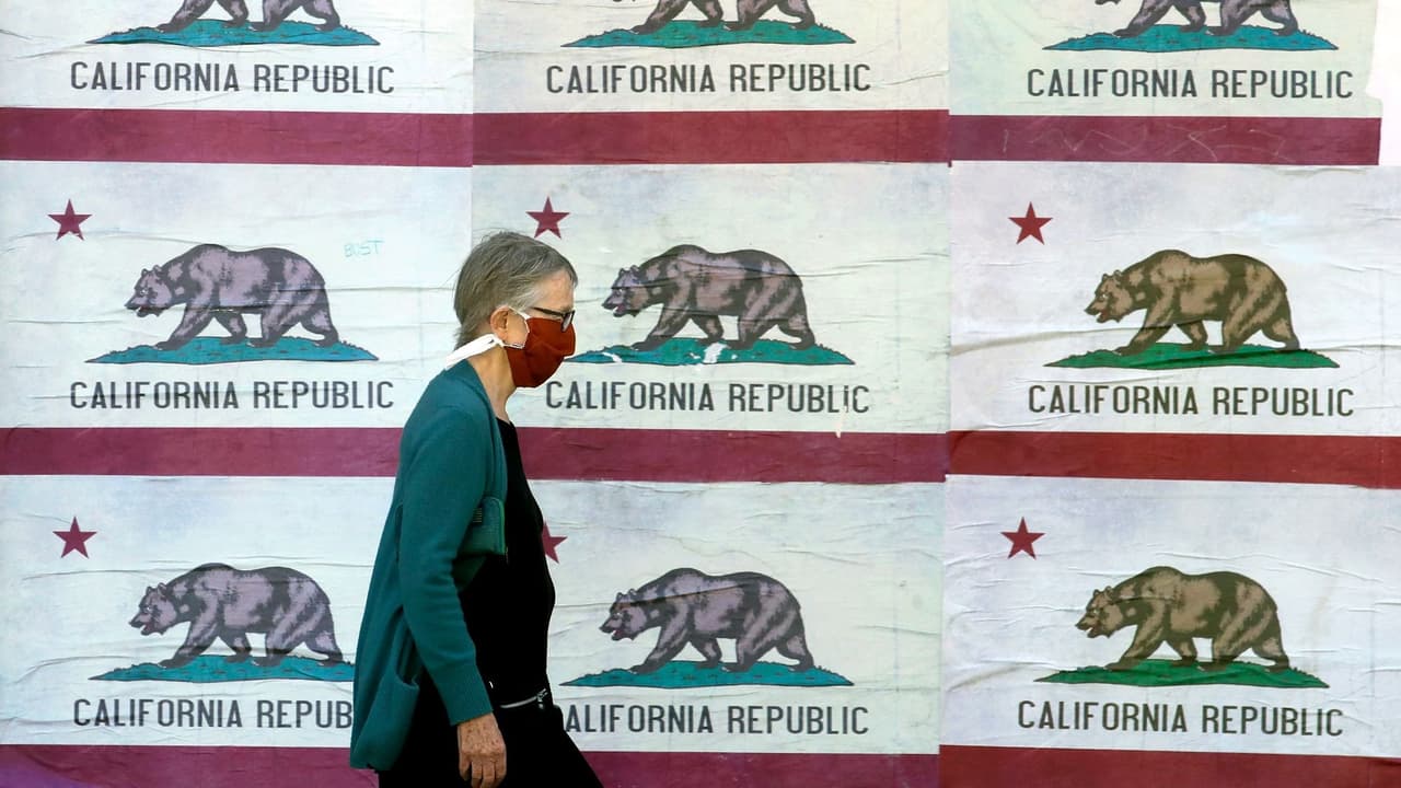 En un esfuerzo por frenar la escalada de casos de coronavirus en California las autoridades de salud se encuentra monitoreando los brotes en 19 de los 58 condados del estado en donde se registran la mayor cantidad de aumento de infectados que han resultado en un aumento de hospitalizaciones y pacientes en cuidados intensivos.