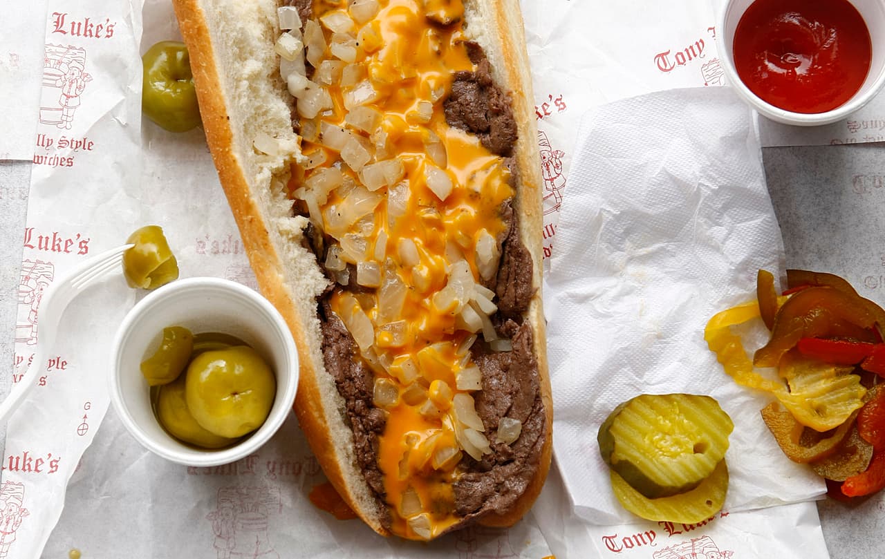 <b>Disfruta de un auténtico cheesesteak de Filadelfia</b>: Es sin duda la comida más famosa de la ciudad. Estos increíbles sándwiches consisten en bistec picado (o en rodajas finas) y una selección de quesos y / o cebollas fritas en un hoagie roll. Los que saben piden su cheesesteak con solo dos palabras: selección de queso (provolone, americano o Whiz) y cebollas “ingeniosas” o “sin”. El debate sobre qué lugar local prepara el mejor sándwich puede que nunca termine. 
<b>Más detalles <a href="https://www.univision.com/local/philadelphia-wuvp/aqui-te-decimos-donde-encontrar-los-mejores-cheesesteaks-en-filadelfia-fotos">aquí</a></b>.
