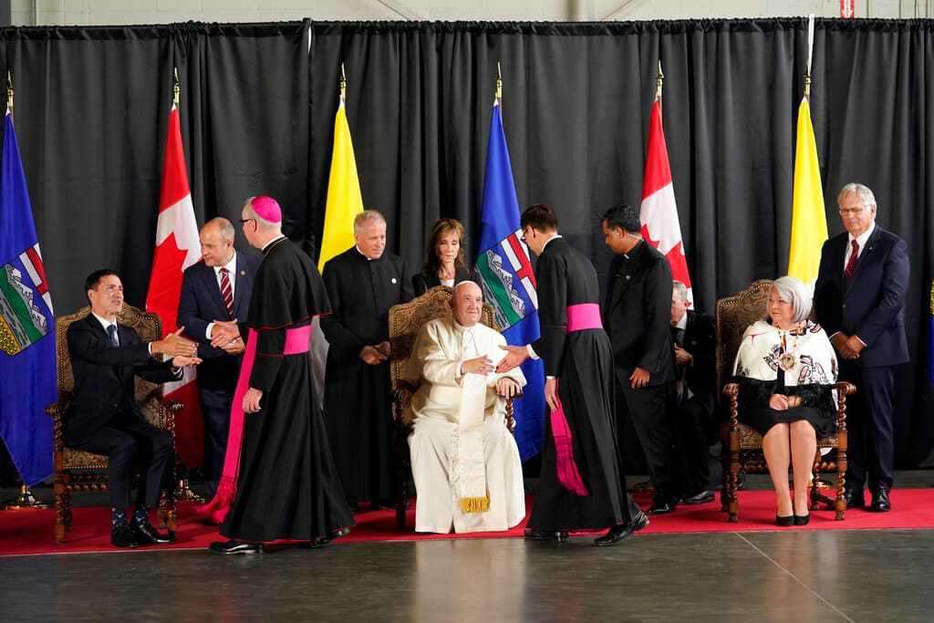 El papa Francisco, en el centro, estrecha la mano de otros miembros del clero junto al primer ministro Justin Trudeau, a la izquierda, y Mary Simon, gobernadora general de Canadá, a la derecha, durante una ceremonia de bienvenida.
<br>
<br>El viaje de una semana llevará al papa a Edmonton, Quebec y finalmente Iqaluit, Nunavut, en el extremo norte. La visita sigue a las reuniones que Francisco sostuvo en la primavera en el Vaticano con delegaciones de las Primeras Naciones, Metis e Inuit. 
<br>
<br>Esas reuniones culminaron con una disculpa histórica el 1 de abril por los abusos “deplorables” cometidos por algunos misioneros católicos en las escuelas residenciales.