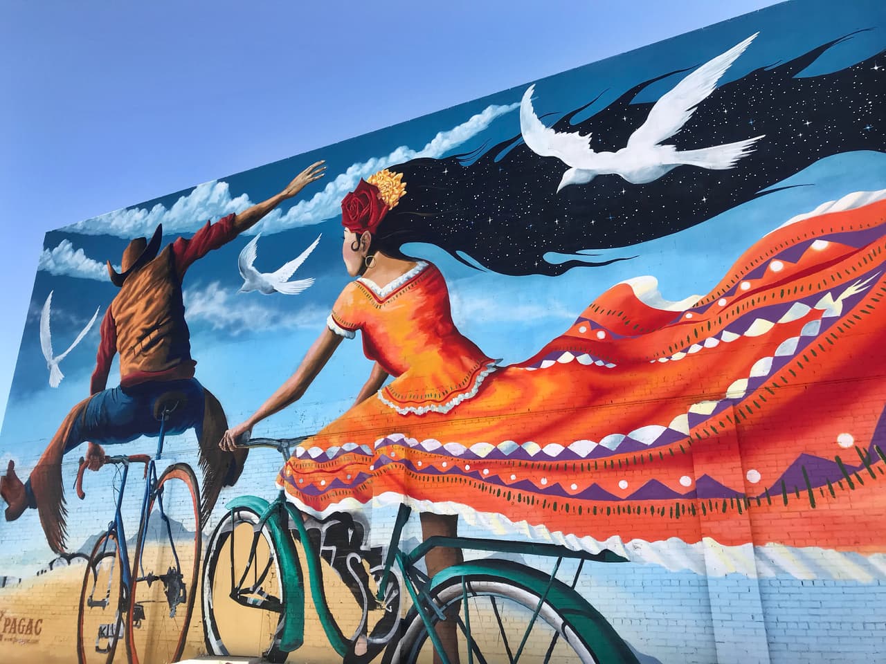 El mural “Epic Rides” se encuentra en el 
<a href="https://goo.gl/maps/xHMRb6iYtTYWgKew9" target="_blank">534 N. Stone Avenue. </a>
<br>
<br>
<br>Artista: Joe Pagac
<br>