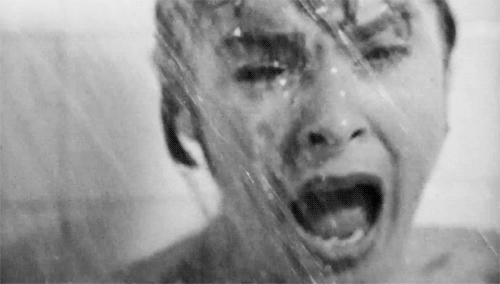 <h3>Para los amantes de los clásicos:</h3>
<br>
<b>Psycho</b> (1960)
<br>
<b>Director:</b> Alfred Hitchcock
<br>
<b>Actores: </b>
<a href="http://www.imdb.com/name/nm0000578?ref_=tt_ov_st_sm">Anthony Perkins</a>, 
<a href="http://www.imdb.com/name/nm0001463?ref_=tt_ov_st_sm">Janet Leigh</a>, 
<a href="http://www.imdb.com/name/nm0587256?ref_=tt_ov_st_sm">Vera Miles</a>
<br>Esta película tiene la culpa de que cualquier sombra inocente en la cortina de la ducha nos produzca un susto mortal. Hitchcock no inventó el suspense, pero sin duda, nos enseñó a todos lo que significa. 
<i>Psycho</i> es el clásico ejemplo de una película que te mantiene sin respiración hasta el final, sin efectos especiales ni florituras innecesarias. Sólo hizo falta un guión brillante, una dirección perfecta y la interpretación de un pequeño grupo de grandes actores. Que no es poco.