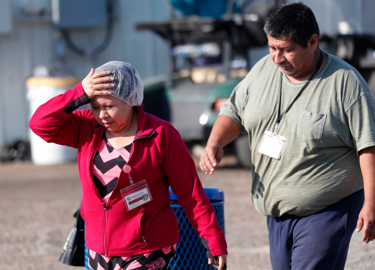Además, en su página web el diario local señaló que en una de las redadas los empleados arrestados “llenaron tres autobuses, dos para hombres y uno para mujeres, en una planta de Koch Foods Inc., en la localidad de Morton, ubicada a 40 millas al este de Jackson.