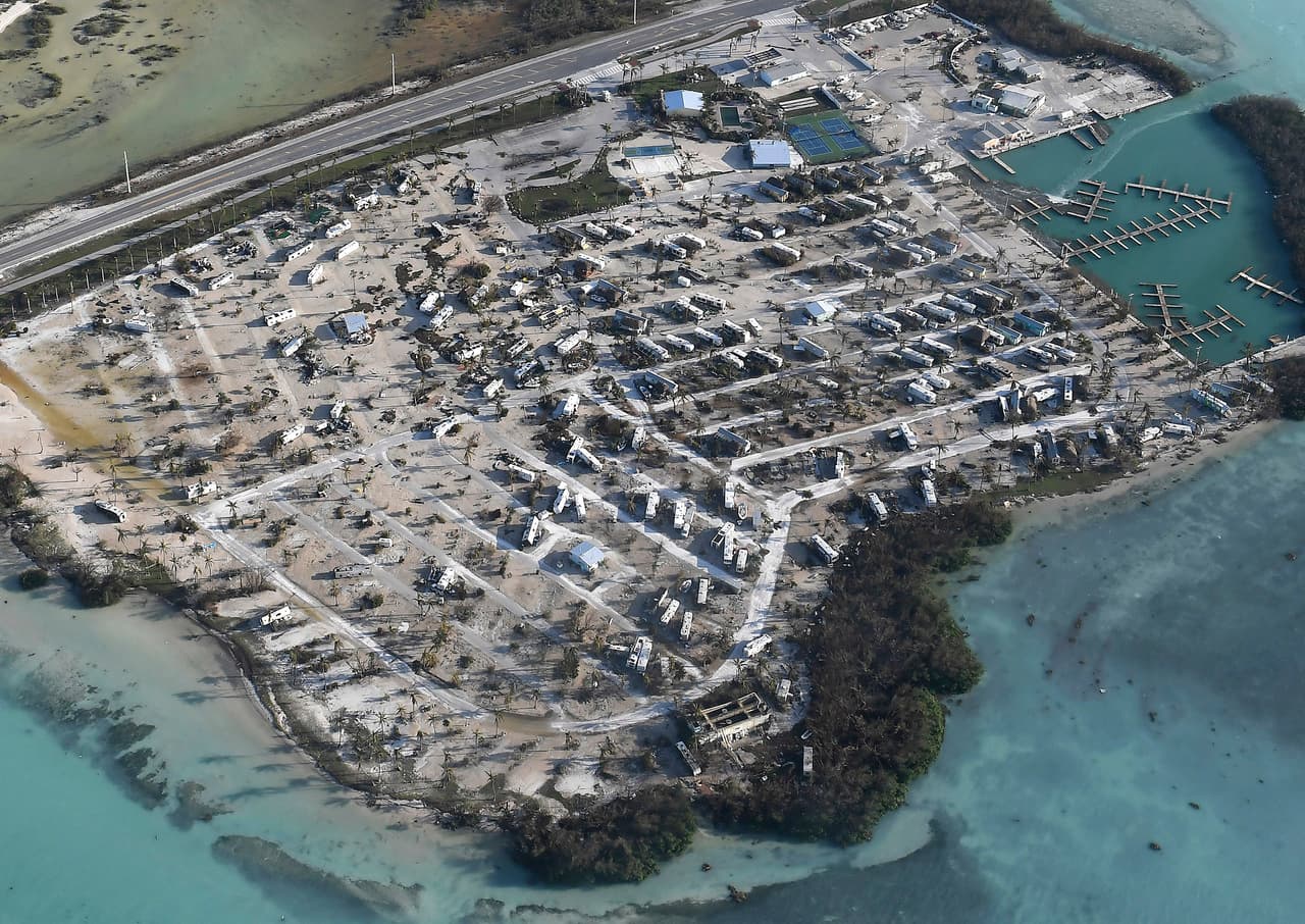 Este es un parque de casas rodantes, con los vehículos volteados tras el paso del huracán Irma.