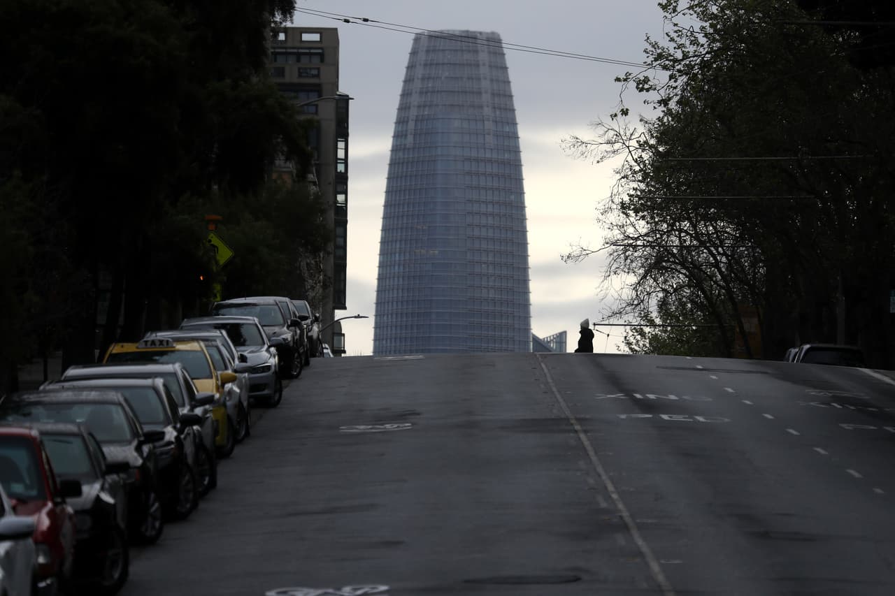 Por varios días las calles de San Francisco han lucido desoladas debido al mandato que se decretó para frenar 
<a href="https://www.univision.com/local/san-francisco-kdtv/coronavirus-los-casos-llegaron-a-790-con-13-muertos-durante-el-fin-de-semana-en-la-bahia-de-san-francisco" target="_blank">la curva ascendente de casos de coronavirus</a> que azota a todo el estado. En la imagen, un peatón camina por la calle Post, desde donde se puede ver la Torre Salesforce.